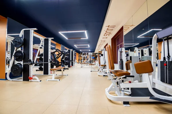 Modern bir spor salonu iç yeni fitness makineleri