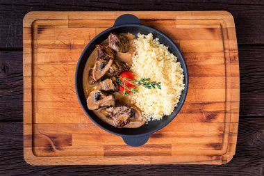 Üstten Görünüm mantar sığır straganof tavada darı ile