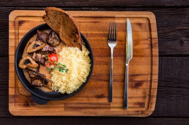 Üstten Görünüm mantar sığır straganof tavada darı ile