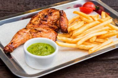 Yemek tavuk uyluk, kızarmış patates, biber ve sarımsak ile kapatmak