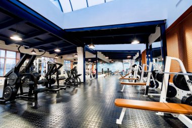 Modern bir spor salonu iç yeni fitness makineleri