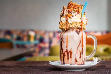 Gözleme, dondurma, bisküvi ve fındık ile lezzetli milkshake kavanozun içinde hizmet