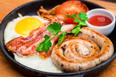 Sahanda yumurta, sosis, pastırma, domates, sos tava ile Besleyici yemek