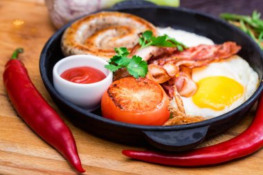 Sahanda yumurta, sosis, pastırma, domates, sos tava ile Besleyici yemek