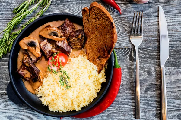 Üstten Görünüm mantar sığır straganof tavada darı ile