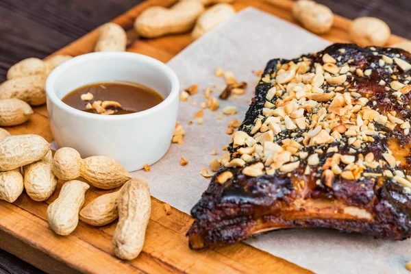 Tahtayı Barbekü sos ve fıstık ile ızgara domuz kaburga ile yakın