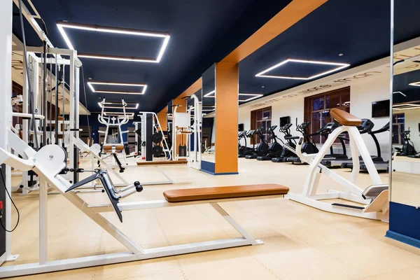 A modern edzőterem belső új fitness gépek — Stock Fotó