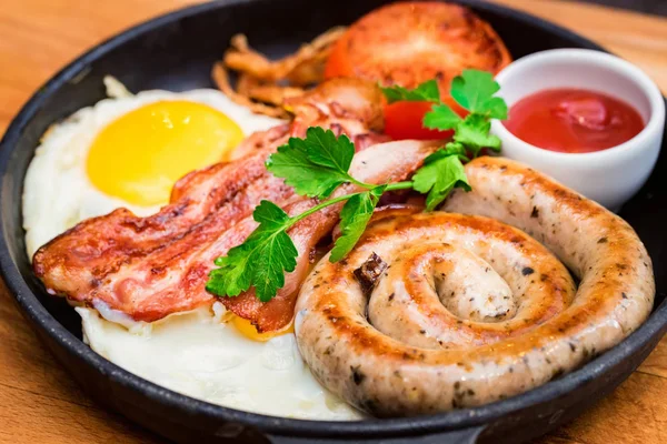 Sahanda yumurta, sosis, pastırma, domates, sos tava ile Besleyici yemek