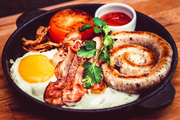 Sahanda yumurta, sosis, pastırma, domates, sos tava ile Besleyici yemek