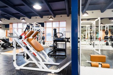 Modern bir spor salonu iç yeni fitness makineleri