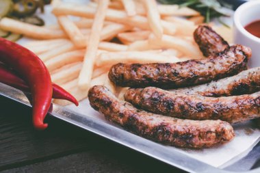 Sosis, patates kızartması, Chili Pepper ve jalapeno ile yemek yakın