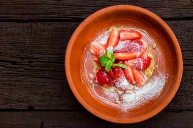 Çerez parçalanan ile üst görünüm çilek tatlı