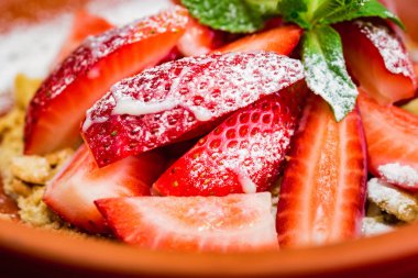 Çilekli tatlı kurabiye çatlar ile kapatmak