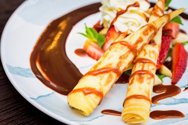 Lezzetli tatlı waffle ile yakından rulo, dondurma ve çilek