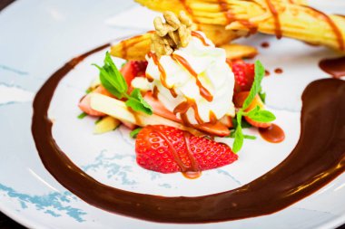 Lezzetli tatlı waffle ile yakından rulo, dondurma ve çilek