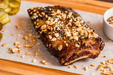 Tahtayı Barbekü sos ve fıstık ile ızgara domuz kaburga ile yakın