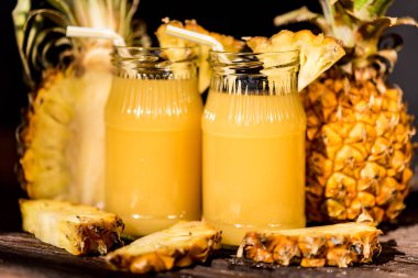 Ananas suyu ve dilim ahşap bir masa yerleştirilen