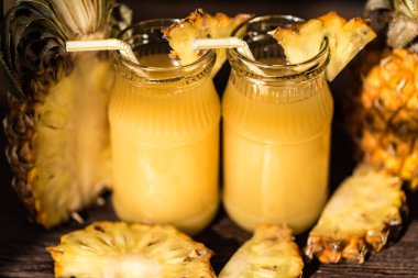 Ananas suyu ve dilim ahşap bir masa yerleştirilen