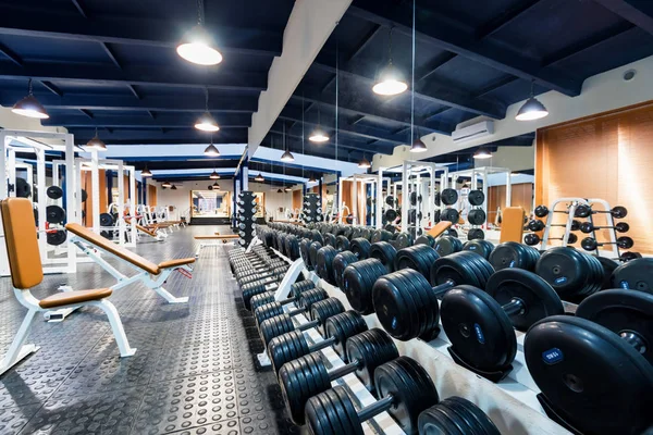 Nuevas máquinas de fitness y mancuernas en el interior del gimnasio moderno — Foto de Stock