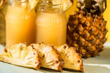 Ananas suyu ve dilim ahşap bir masa yerleştirilen