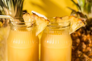 Ananas suyu ve dilim ahşap bir masa yerleştirilen