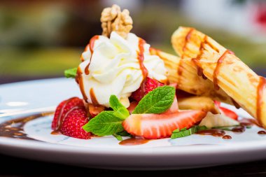 Lezzetli tatlı waffle ile yakından rulo, dondurma ve çilek