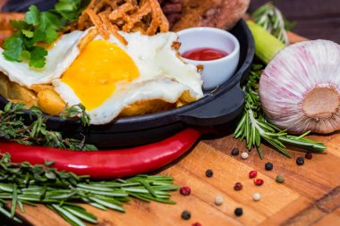 Kızarmış yumurta, soğan halkaları, biber ve sos kızartma tava ile yemek