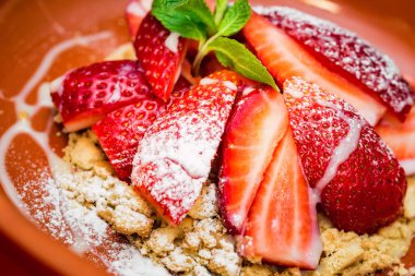 Çilekli tatlı kurabiye çatlar ile kapatmak