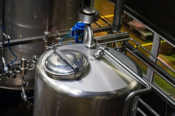 Zbiorniki metalowe lub kocioł w fabryce napojów bezalkoholowych — Zdjęcie stockowe