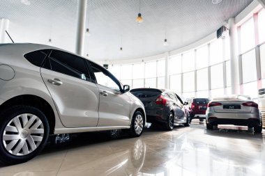 Satıcı showroom, yeni araçların Görünümü Kapat