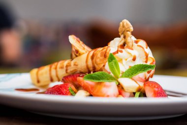 Lezzetli tatlı waffle ile yakından rulo, dondurma ve çilek