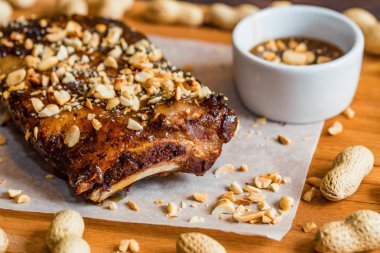 Tahtayı Barbekü sos ve fıstık ile ızgara domuz kaburga ile yakın