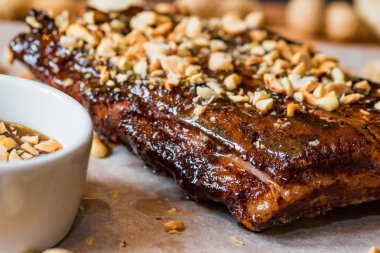Tahtayı Barbekü sos ve fıstık ile ızgara domuz kaburga ile yakın