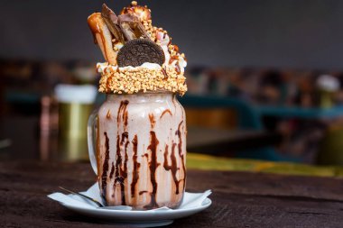 Gözleme, dondurma, bisküvi ve fındık ile lezzetli milkshake kavanozun içinde hizmet