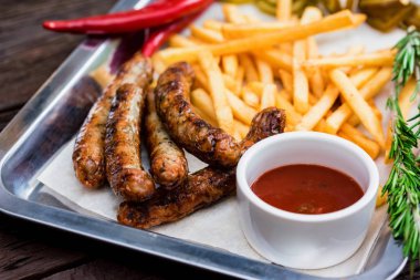 Üstten Görünüm yemek sosis, patates kızartması, biber ve jalapeno
