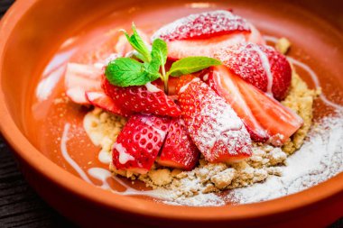 Çilekli tatlı kurabiye çatlar ile kapatmak