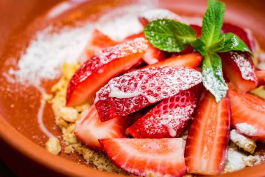 Çilekli tatlı kurabiye çatlar ile kapatmak