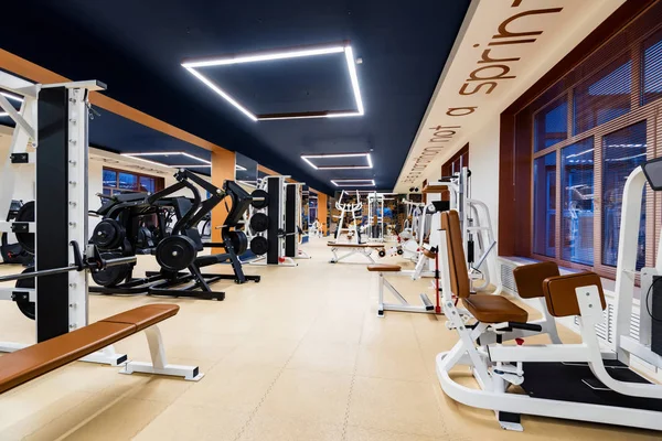 Nuevas máquinas de fitness en el interior del gimnasio moderno —  Fotos de Stock