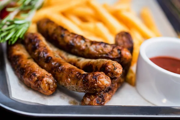 Sosis, patates kızartması, Chili Pepper ve jalapeno ile yemek yakın