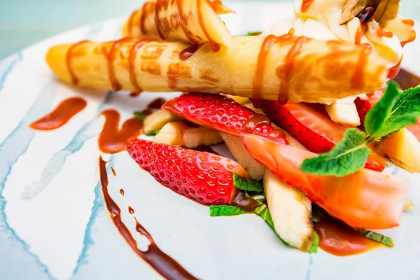 Lezzetli tatlı waffle ile yakından rulo, dondurma ve çilek