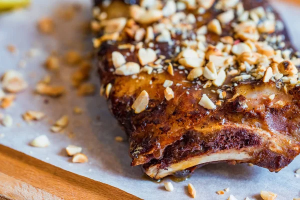 Tahtayı Barbekü sos ve fıstık ile ızgara domuz kaburga ile yakın