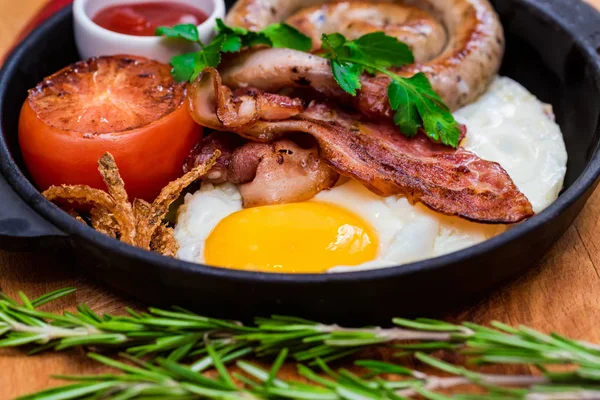Sahanda yumurta, sosis, pastırma, domates, sos tava ile Besleyici yemek