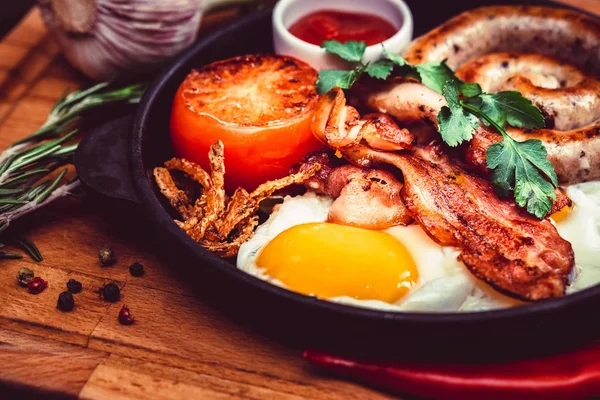 Sahanda yumurta, sosis, pastırma, domates, sos tava ile Besleyici yemek