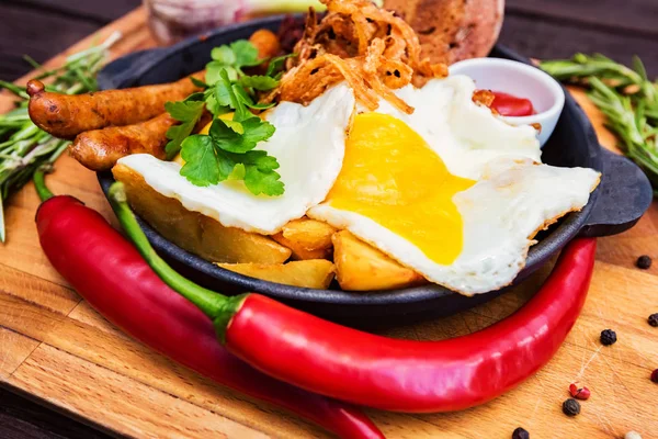 Kızarmış yumurta, sosis, fasulye, soğan halkaları, biber ve sos ile yemek