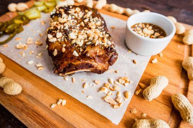 Domuz pirzolası, barbekü sosu, fıstık ve jalapeno ile ızgara yap.