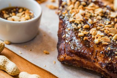 Tahtayı Barbekü sos ve fıstık ile ızgara domuz kaburga ile yakın