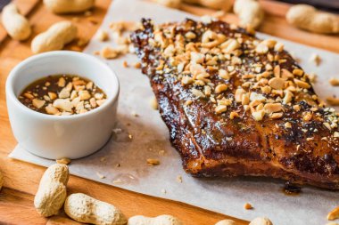 Tahtayı Barbekü sos ve fıstık ile ızgara domuz kaburga ile yakın