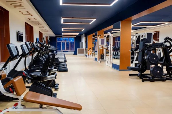 Nuevas máquinas de fitness en el interior del gimnasio moderno —  Fotos de Stock