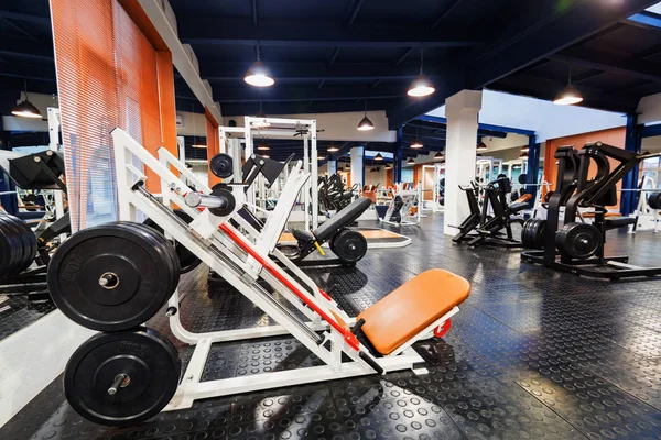 Modern bir spor salonu iç yeni fitness makineleri — Stok fotoğraf