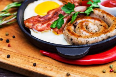 Sahanda yumurta, sosis, pastırma, domates, sos tava ile Besleyici yemek